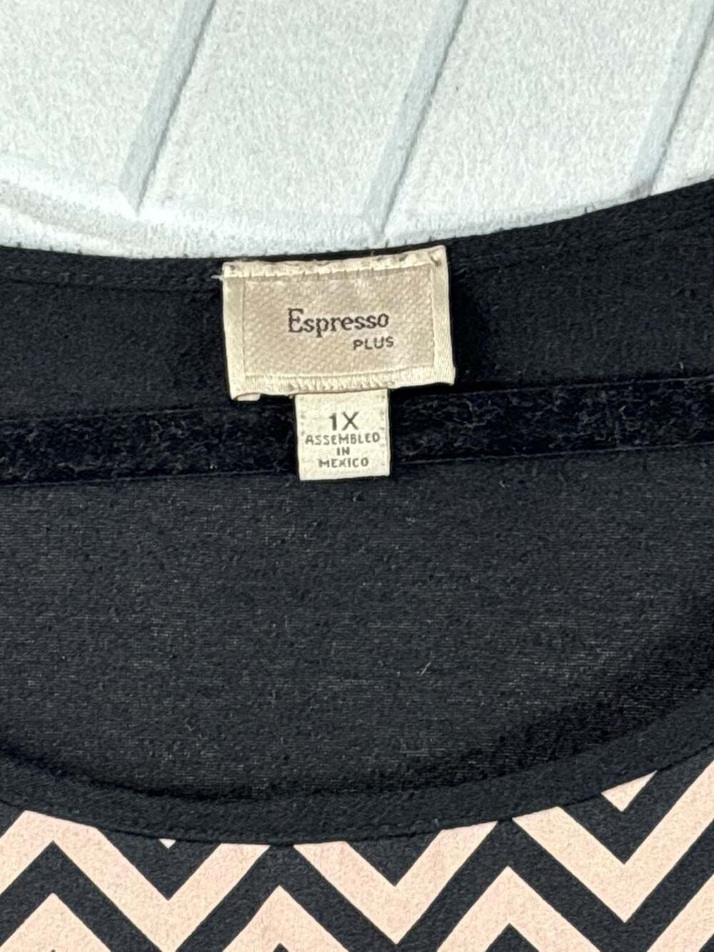 Espresso Plus Tunic Top Size 1X Chevron Short Sleeve Black Pink Blouse - Picture 3 of 6